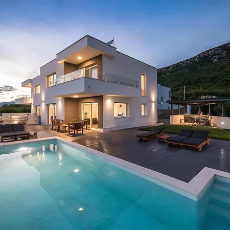 In With Outdoor Swimming Pool * Grizane-Belgrad