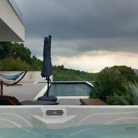 בית נופש In With Outdoor Swimming Pool