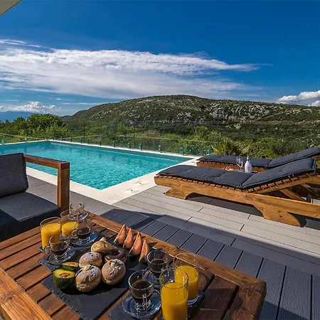 In With Outdoor Swimming Pool * Grižane